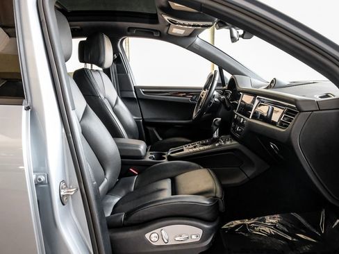 Used 2020 Porsche Macan AWD/4WD image 43