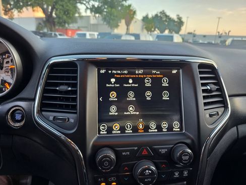 Certified 2018 Jeep Grand Cherokee Laredo AWD/4WD image 24