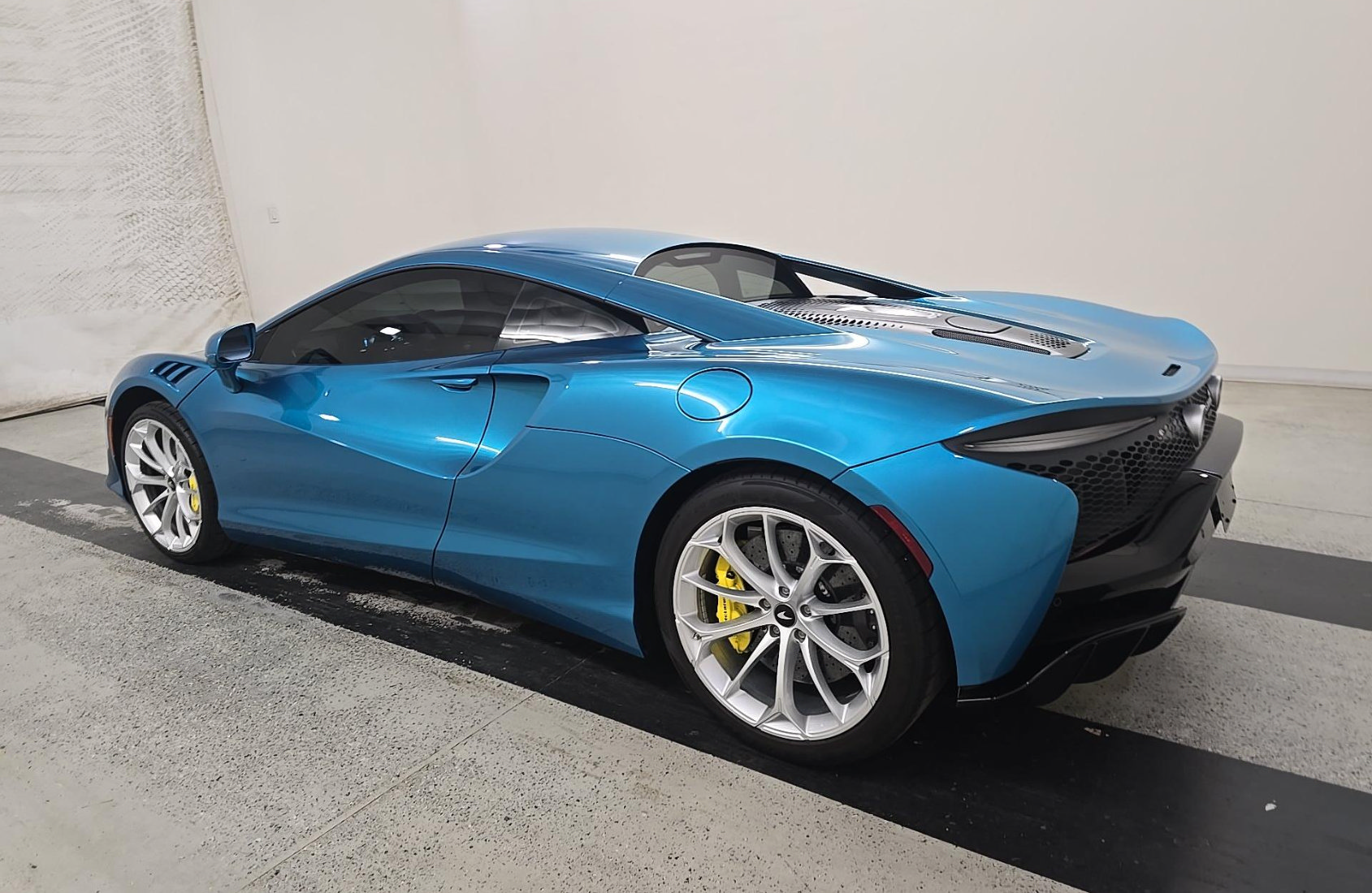 Used 2024 McLaren Artura RWD image 3