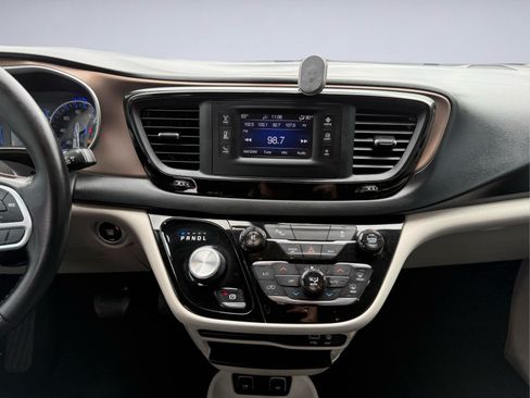 Used 2017 Chrysler Pacifica Touring-L FWD image 22