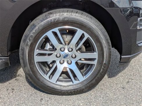 Used 2024 Ford Expedition Limited image 9