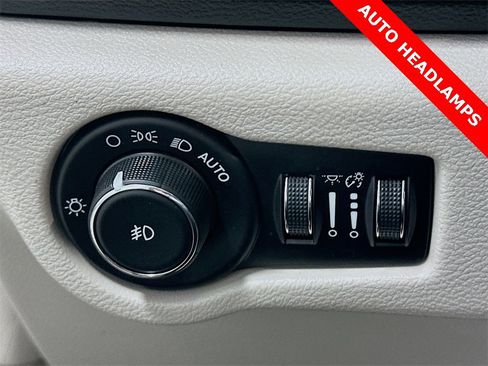 Used 2018 Chrysler Pacifica Touring-L image 11