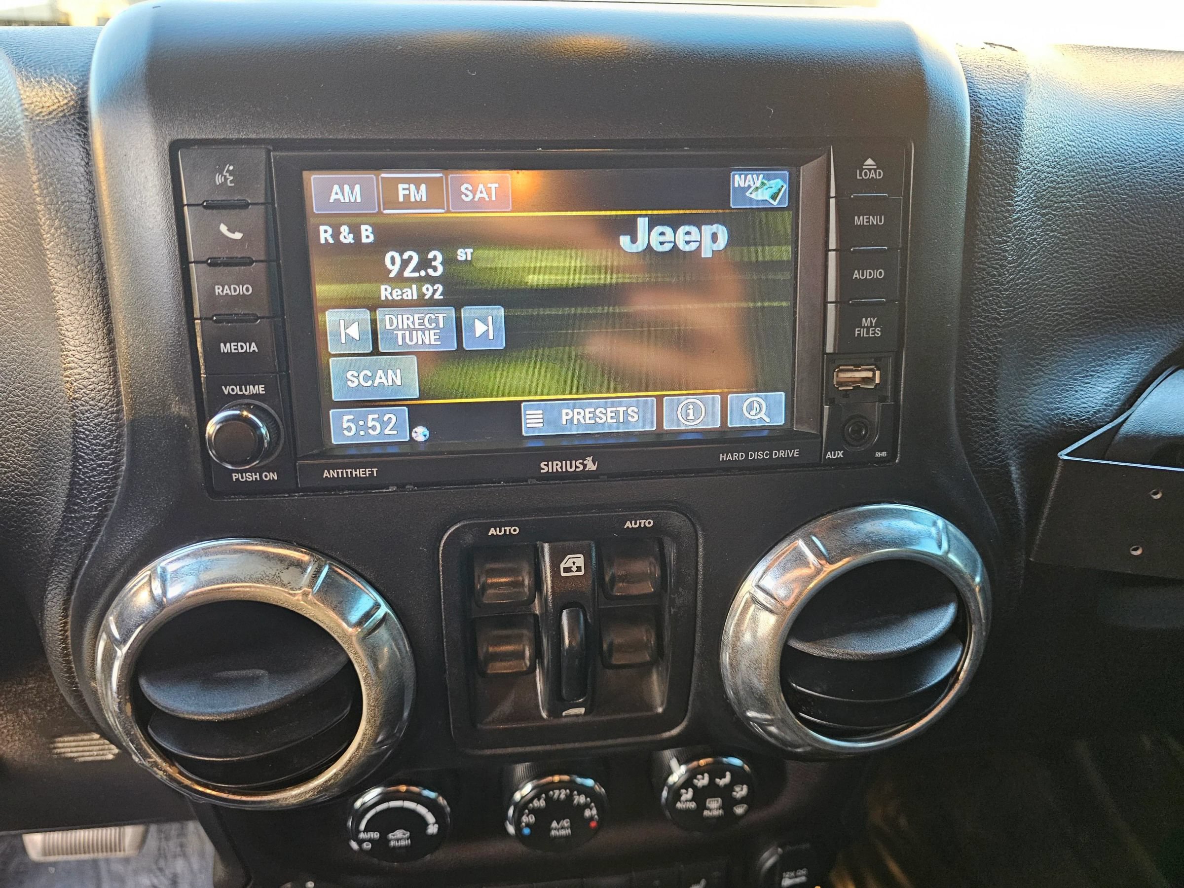 Used 2018 Jeep Wrangler Unlimited Sahara w/ Connectivity Group AWD/4WD image 12