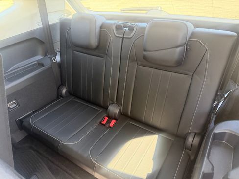 Used 2022 Volkswagen Tiguan SE FWD image 13