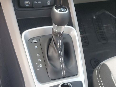 Used 2025 Hyundai Venue SEL FWD image 24