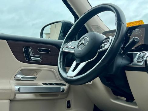 Used 2023 Mercedes-Benz GLB 250 4MATIC image 9