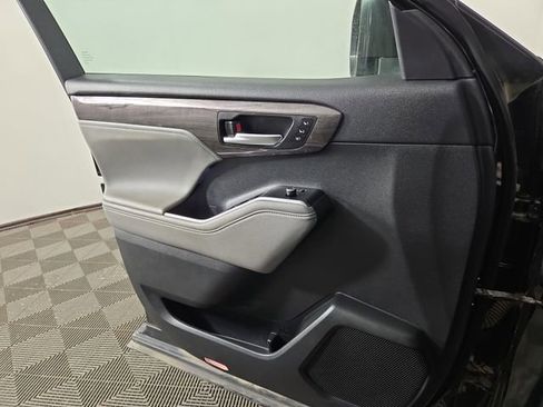 Used 2024 Toyota Highlander Limited image 31