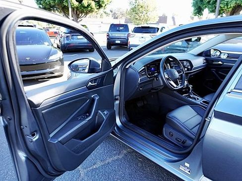 Used 2024 Volkswagen Jetta SE FWD image 32