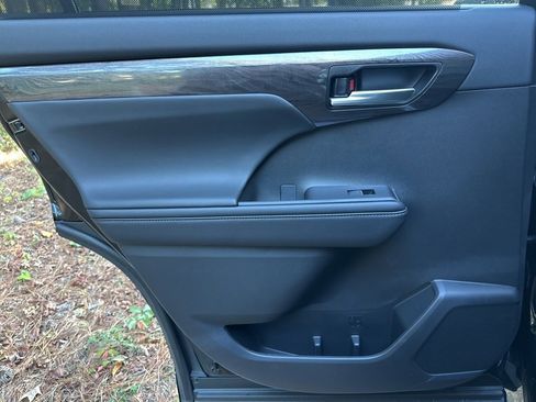 Used 2025 Toyota Highlander Platinum image 46