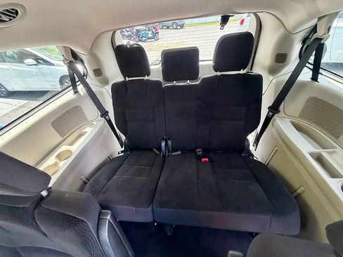 Used 2019 Dodge Grand Caravan SE w/ UConnect Hands-Free Group FWD image 12