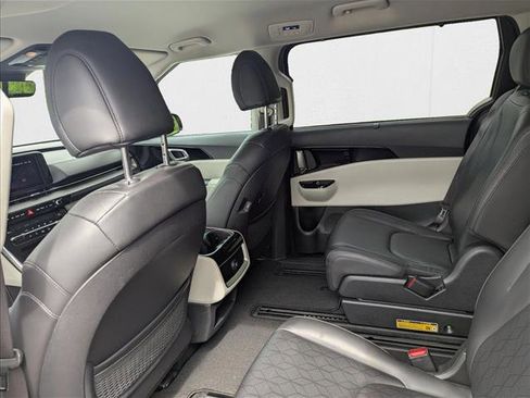 Used 2024 Kia Carnival EX image 22
