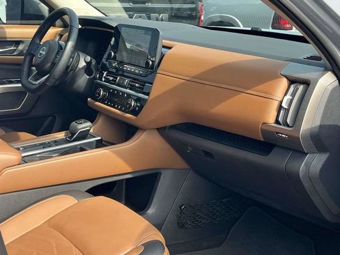 Used 2025 Nissan Pathfinder Platinum FWD image 27