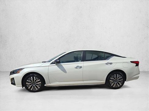 Used 2024 Nissan Altima 2.5 SV image 9