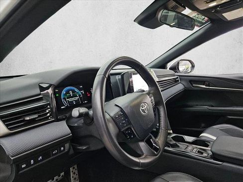 Used 2025 Toyota Camry SE image 9