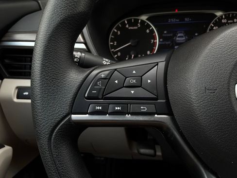 Used 2025 Nissan Altima 2.5 SV FWD image 32