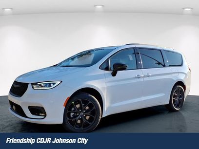 New 2026 Chrysler Pacifica Select w/ S Appearance Package