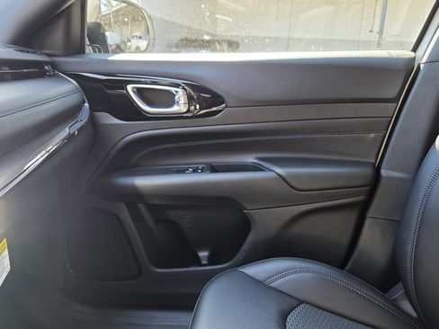 New 2026 Jeep Compass Latitude image 7