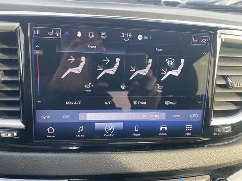 Used 2024 Chrysler Pacifica Touring-L image 12