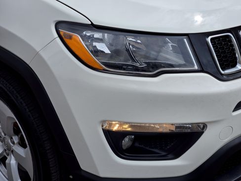 Used 2018 Jeep Compass Latitude AWD/4WD image 34