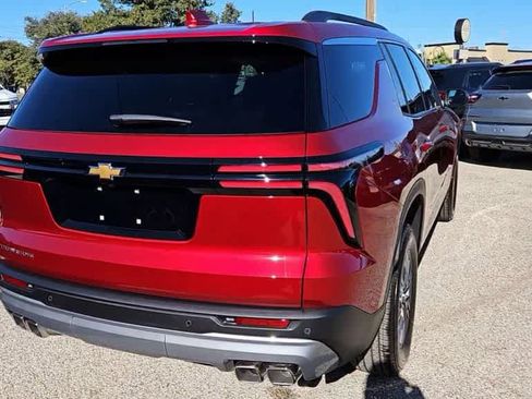 Used 2025 Chevrolet Traverse LT FWD image 7