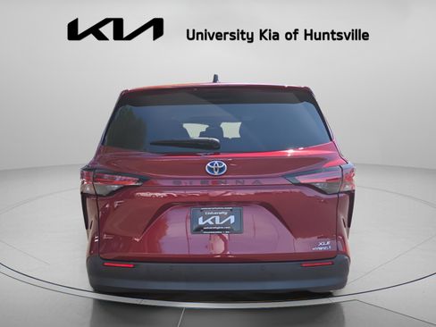 Used 2022 Toyota Sienna XLE image 6