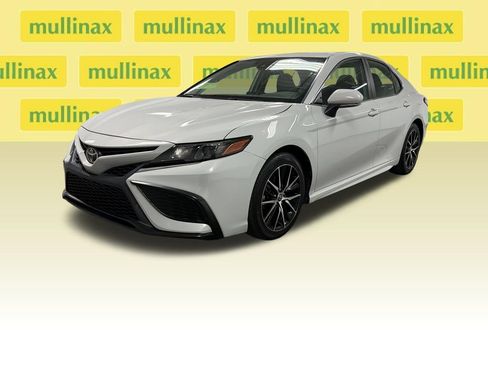 Used 2023 Toyota Camry SE FWD image 5