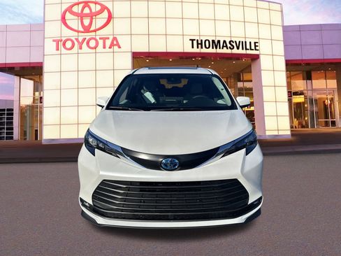 New 2025 Toyota Sienna XLE image 2