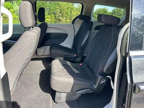 Used 2023 Chrysler Voyager LX FWD image 14
