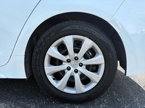 Used 2022 Toyota Corolla LE image 25