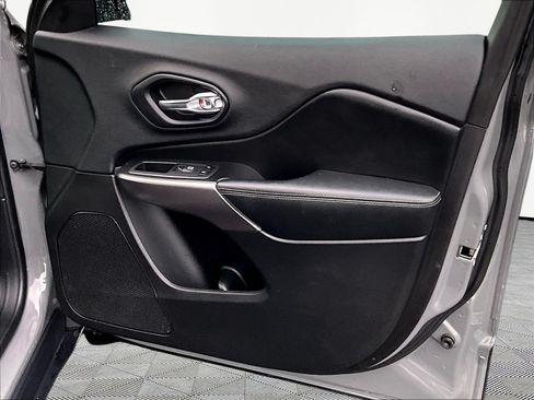 Used 2019 Jeep Cherokee Limited AWD/4WD image 28