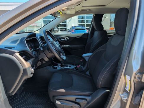 Used 2016 Jeep Cherokee Latitude w/ Cold Weather Group image 16