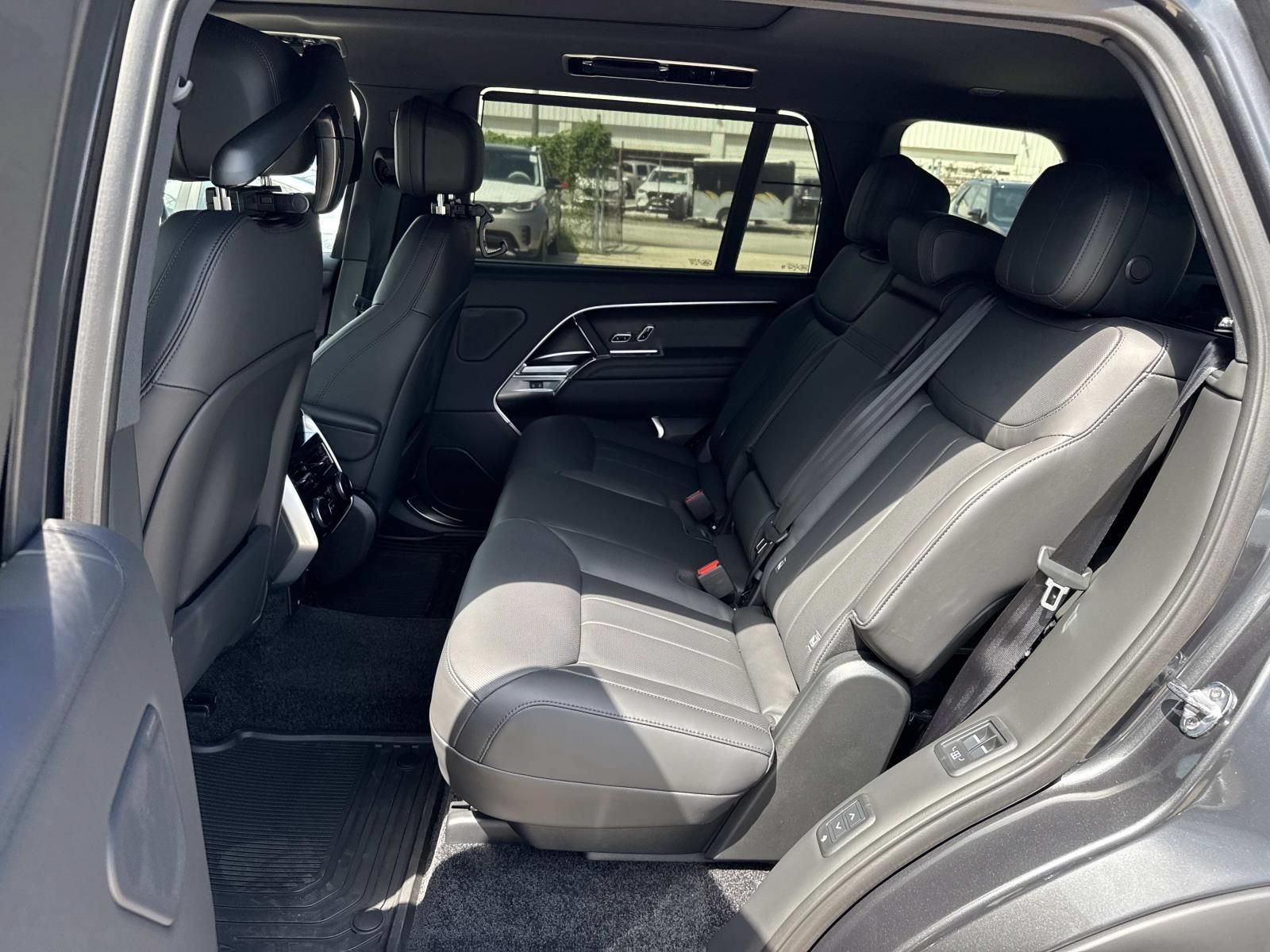New 2027 Land Rover Range Rover Long Wheelbase SE AWD/4WD image 8