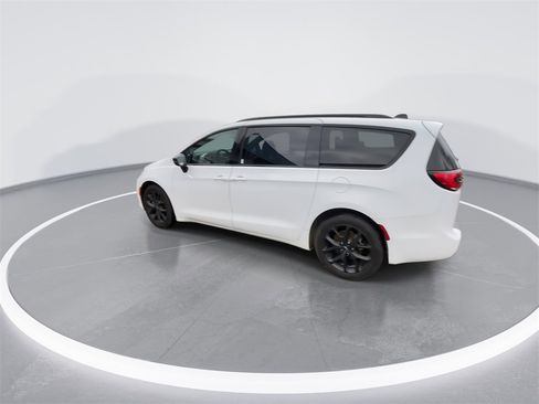 Used 2024 Chrysler Pacifica Touring-L w/ S Appearance Package image 6