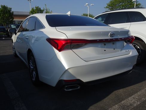 Used 2021 Toyota Avalon XLE w/ Moonroof Package FWD image 4