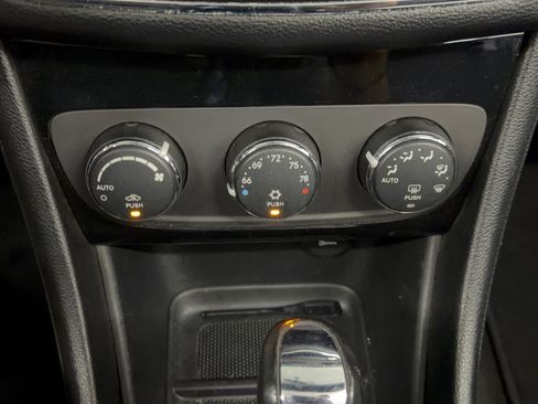 Used 2013 Chrysler 200 Touring FWD image 22