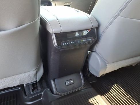 Used 2023 Toyota Highlander XLE image 10