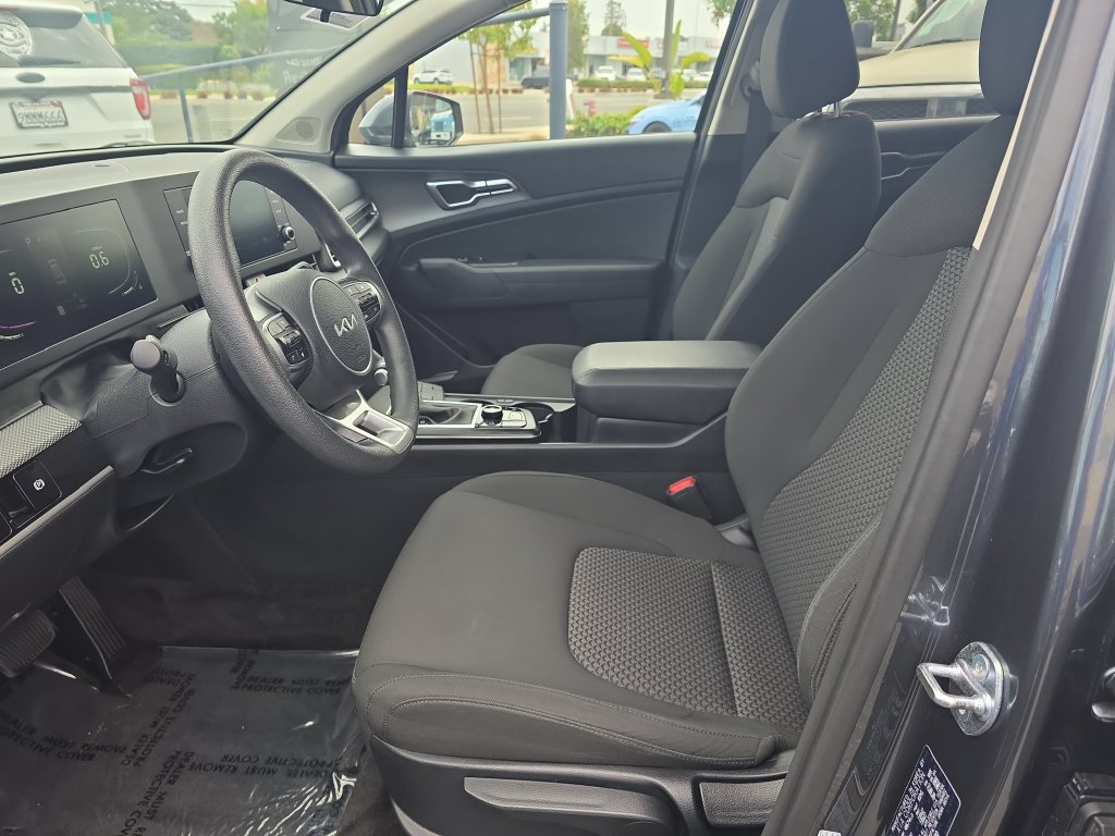 Used 2025 Kia Sportage LX FWD image 9