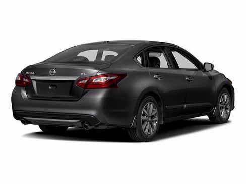 Used 2017 Nissan Altima 2.5 SL w/ Technology Package FWD image 2