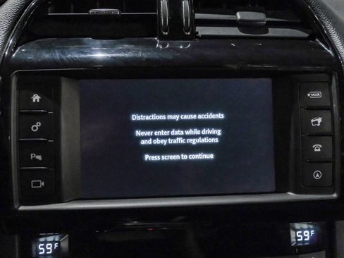 Used 2017 Jaguar F-PACE Premium image 28