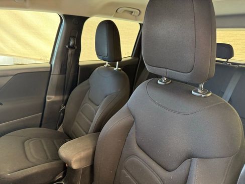 Used 2018 Jeep Renegade Latitude image 14