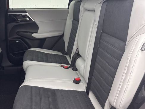 New 2025 Mitsubishi Outlander SE image 27