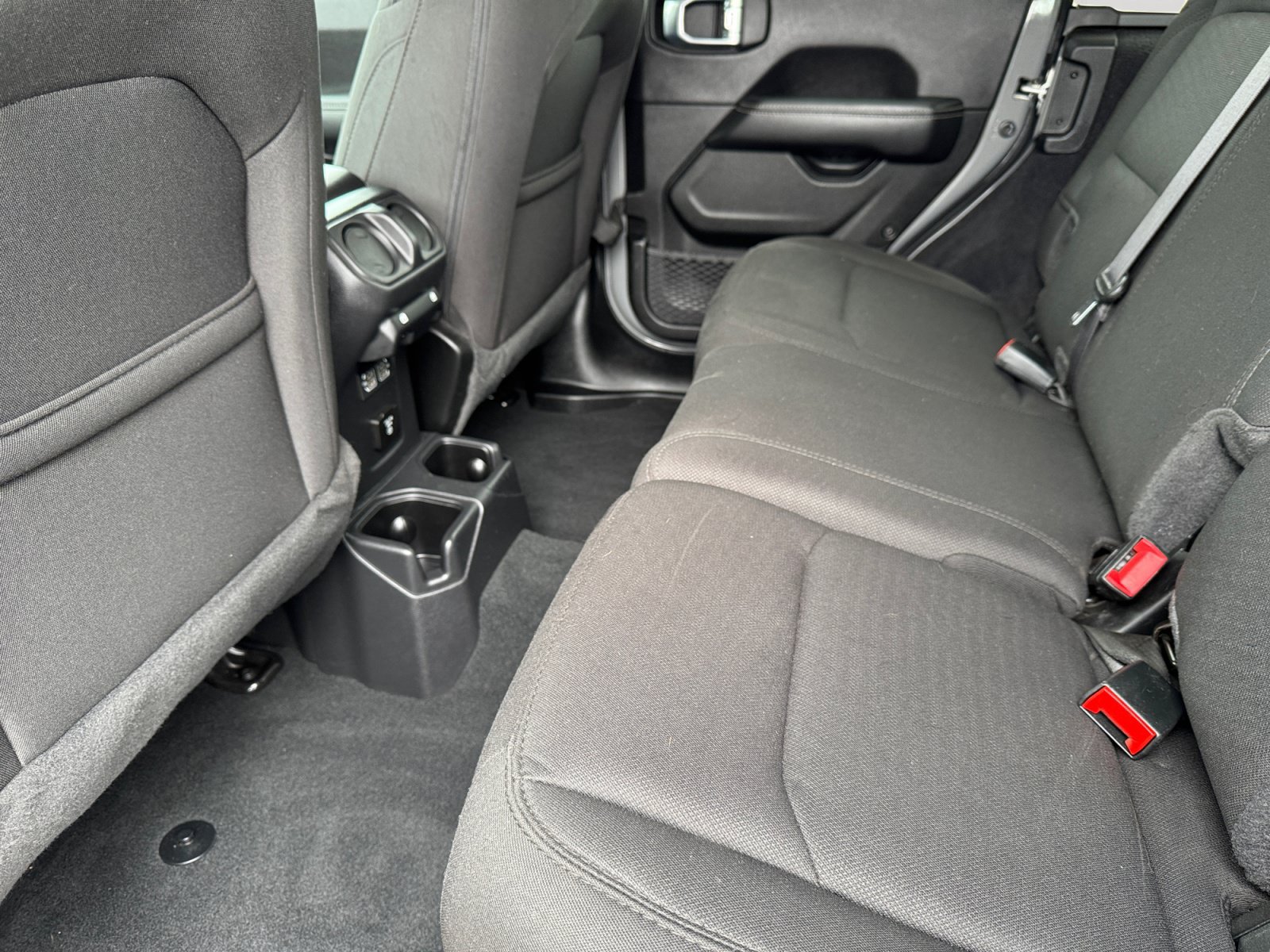 Used 2023 Jeep Wrangler Unlimited Sahara AWD/4WD image 15