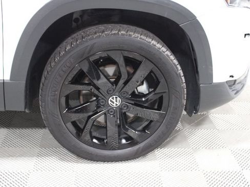 Used 2022 Volkswagen Taos SE w/ Panoramic Sunroof Package FWD image 46