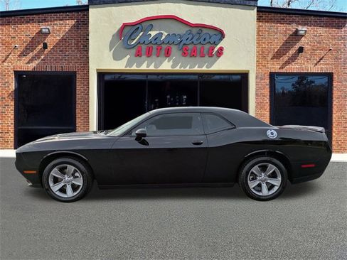 Used 2022 Dodge Challenger SXT image 8