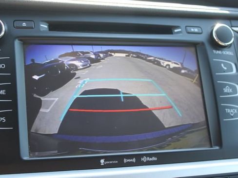 Used 2019 Toyota Highlander Plus FWD image 12