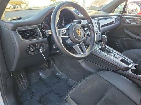 Used 2018 Porsche Macan Base image 19