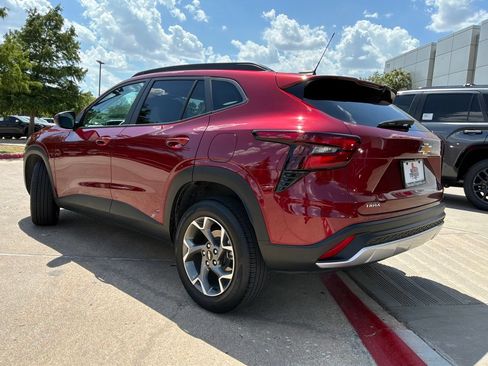 Used 2025 Chevrolet Trax LT w/ LT Convenience Package FWD image 8