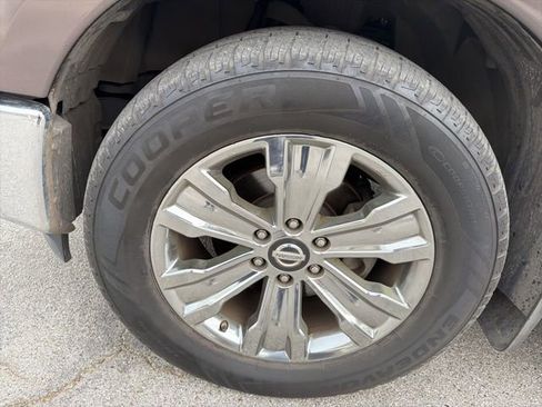 Used 2019 Nissan Titan SV w/ SV Convenience Package image 11