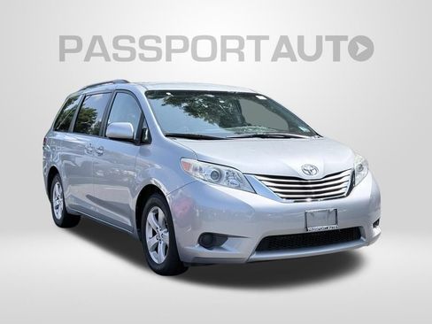 Used 2015 Toyota Sienna LE FWD image 4