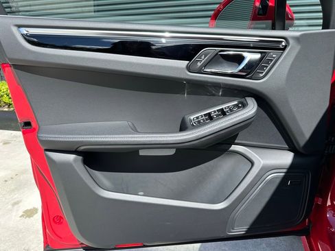 Used 2026 Porsche Macan image 18